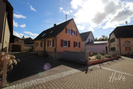 Außenansicht - Haus kaufen in Neuenburg am Rhein / Grißheim - Kleines Haus ganz groß ... teilmodernisiertes Familienhaus im Ortskern von Neuenburg-Grißheim !!