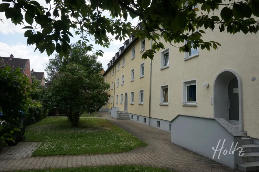 Straßenansicht 1 - Wohnung kaufen in Friedrichshafen - Kaufen und Einziehen - gut geschnittene 3-Zimmer-Wohnung in Friedrichshafen !!