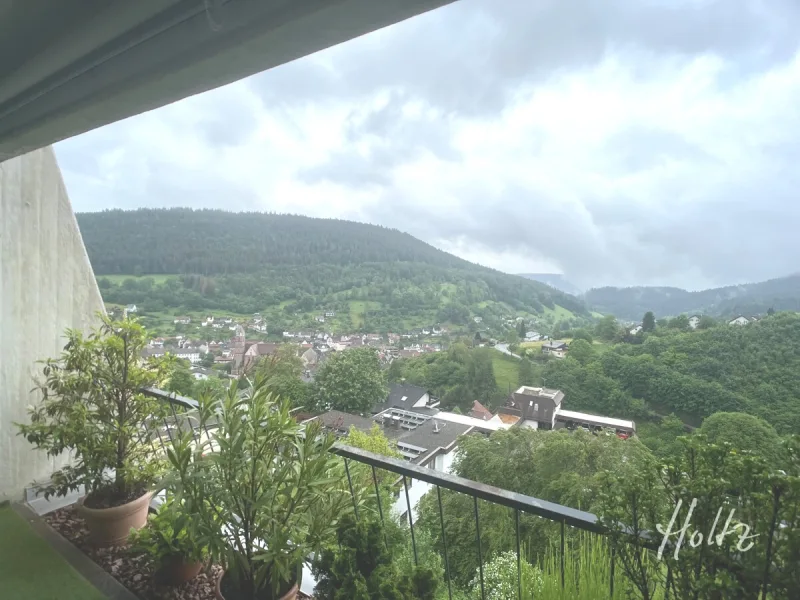 Fernsicht vom Balkon - Wohnung kaufen in Alpirsbach - Genießen Sie einen sonnigen Logenplatz über dem Kinzigtal ... attraktive 3-Zi-Wohnung in Alpirsbach