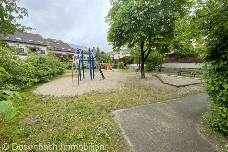 angrenzender Spielplatz