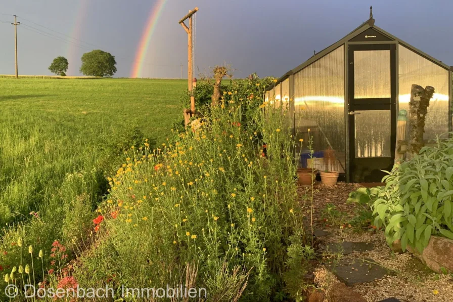 Hochbeet und Gewächshäuschen