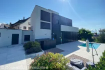 Terrasse mit Poolblick