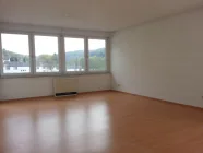 Wohnzimmer mit Balkonzugang