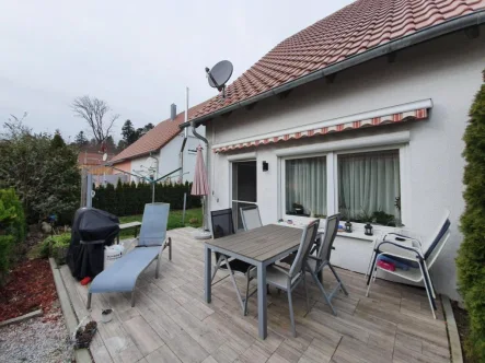 Terrasse I - Haus kaufen in Starzach / Wachendorf - ruhig wohnen am Waldrand; DHH in Starzach-Wachendorf; kfr. beziehbar