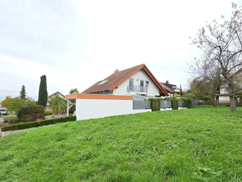 Hausansicht Seite - Haus kaufen in Mössingen / Belsen - Sehr gepflegtes Doppelhaus in ruhiger Lage am Ortsrand von Möss.-Belsen