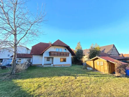 Hausansicht hinten mit Garten - Haus kaufen in Hechingen / Stetten - Zweifamilienhaus in ruhiger Lage, Doppelgarage, in Hech.-Stetten