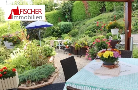 Terrasse mit Blick in den Garten - Haus kaufen in Oberriexingen - Der Blick in den eigenen Garten: eine Oase der Ruhe und Inspiration...