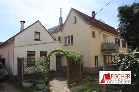 Außenansicht - Haus kaufen in Vaihingen/Enz-Ensingen - Handwerker aufgepasst...gemütliches Haus mit viel Potenzial steht zum Verkauf!