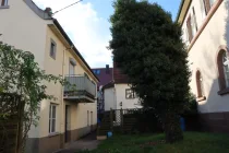 Außenansicht  Haus links mit Blick auf den Balkon