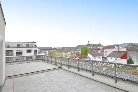 Dachterrasse - Wohnung kaufen in Rastatt - 2-Zimmer-Penthouse-Traum mit großer Terrasse für sonnige Stunden und entspannte Grillabende