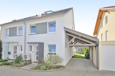 Hausansicht - Haus kaufen in Marxzell - Neuwertige Doppelhaushälfte mit energieeffizienter Ausstattung - Ideal für Kapitalanleger