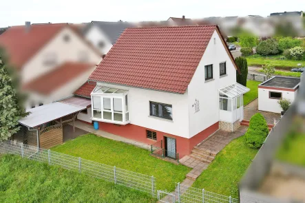 Haus Rückansicht - Haus kaufen in Kraichtal - Gemütliches Einfamilienhaus mit Garten, Wintergarten und zwei Garagen in Oberöwisheim sucht Familie