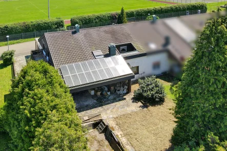 Drohnenansicht - Haus kaufen in Maulbronn - Großzügige Doppelhaushälfte mit zwei Wohneinheiten, Garage, Carport und großem Garten