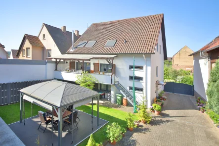 Hof und Terrasse - Haus kaufen in Kraichtal / Menzingen - Charmantes Einfamilienhaus mit großem Anwesen und viel Platz zur Entfaltung in Menzingen