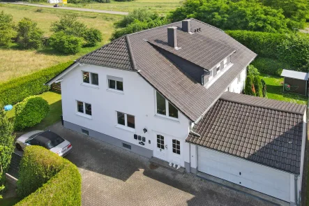 Haus und Garage - Haus kaufen in Kronau - Stattliches Zweifamilienhaus mit großem Garten in gepflegter, naturnaher Ortsrandlage