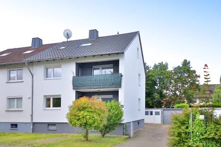 Haus Straßenansicht - Haus kaufen in Bad Schönborn - Gepflegte Doppelhaushälfte mit drei separaten Wohneinheiten in ruhiger, verkehrsgünstiger Lage