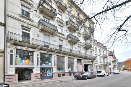 Ladengeschäft (links) - Laden/Einzelhandel kaufen in Baden-Baden - Modernisierungsbedürftige Maisonette-Ladeneinheit mit 42 qm in zentraler Lage von Baden-Baden