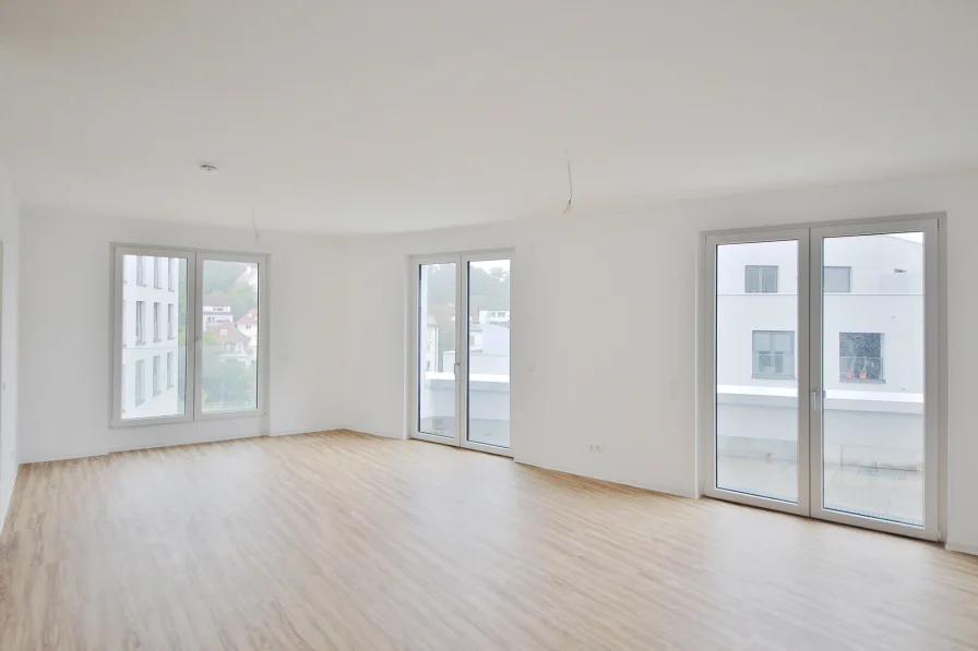 Wohn- und Essbereich - Wohnung mieten in Baden-Baden - 3-Zimmer-Wohntraum mit Dachterrasse, Keller und Tiefgaragenstellplatz