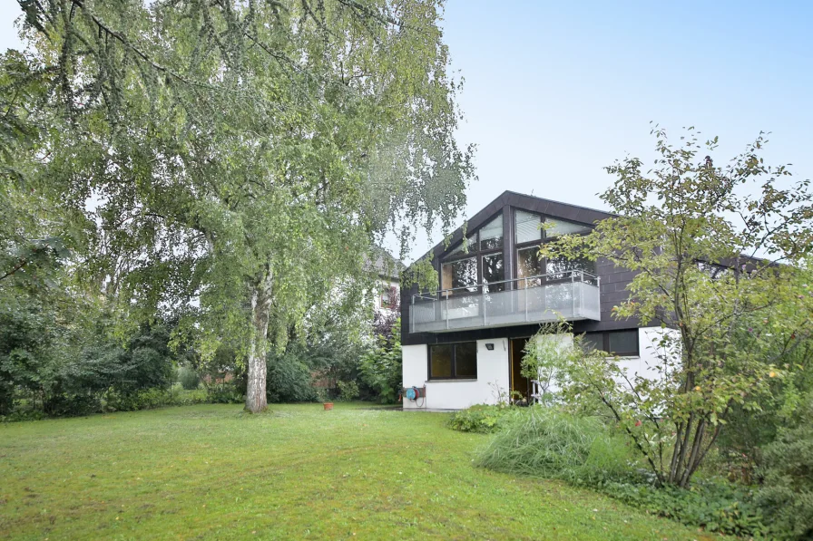 Garten und Rückansicht - Haus kaufen in Bruchsal - Gestalten Sie Ihr neues Zuhause: Großes Einfamilienhaus mit schönem Garten in Top-Lage von Bruchsal