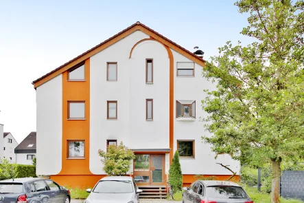 Haus Eingangsseite - Wohnung kaufen in Stutensee - Gemütliche 4-Zimmer-Wohnung mit Balkon und Garage -  naturnahe Wohnlage in Stutensee-Blankenloch