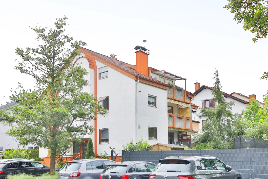 Haus Balkonseite - Wohnung kaufen in Stutensee - 3-Zimmer-Dachgeschoss-Wohnung mit Garage in ruhiger Waldrandlage von Stutensee-Blankenloch