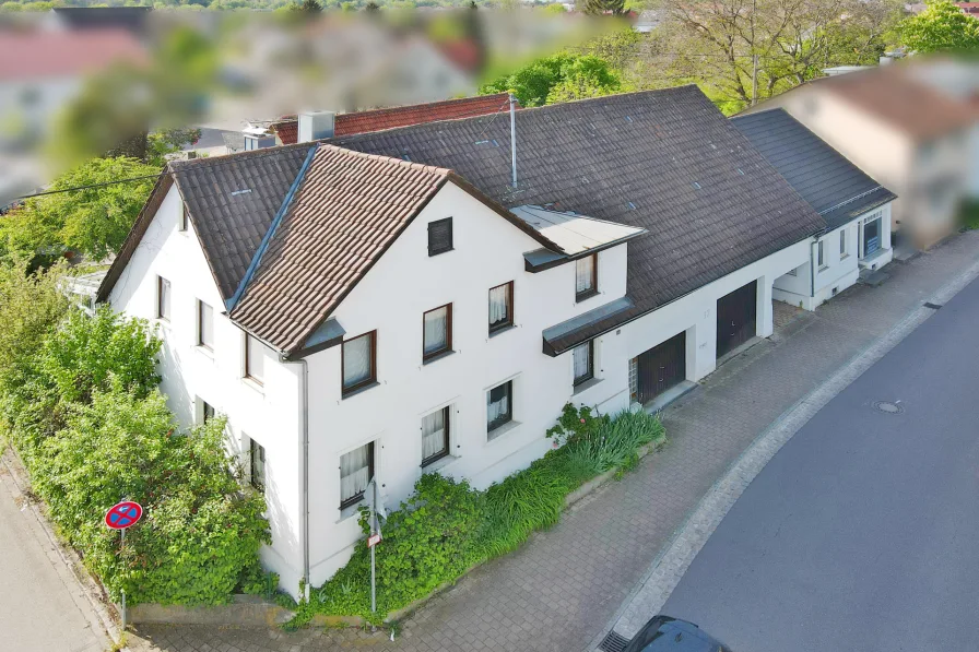 Haus mit Anbauten - Haus kaufen in Kuchen - Anwesen mit Einfamilienhaus, Anbauten und 3 Garagen auf großem Grundstück an der Fils – Baupotenzial