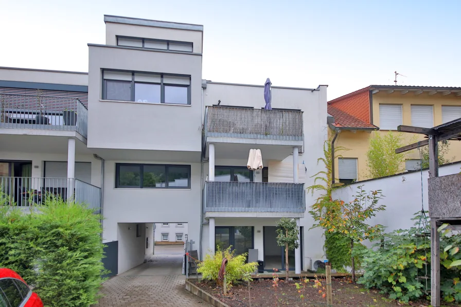 Hofseite - Wohnung kaufen in Östringen / Odenheim - Moderne, helle 2-Zimmer-EG-Wohnung mit Terrasse und Pkw-Stellplatz im Herzen von Odenheim