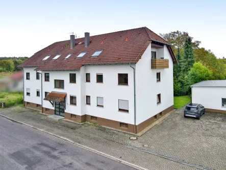 Haus Straßenseite - Zinshaus/Renditeobjekt kaufen in Kraichtal / Landshausen - Achtung Investoren: Gepflegtes Mehrfamilienhaus mit 7 Wohneinheiten und neuer Heizungsanlage