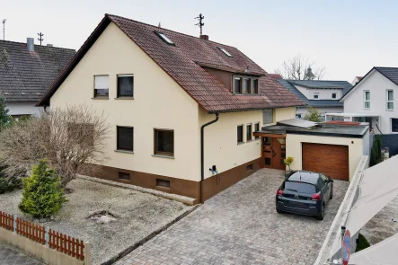 Frontansicht - Haus kaufen in Philippsburg - Modernisiertes und sehr gepflegtes Zweifamilienhaus mit großem Garten in ruhiger Wohnlage