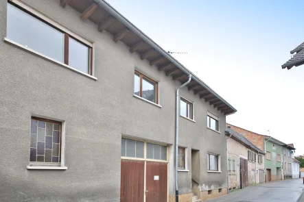 Außenansicht - Haus kaufen in Östringen - Charmantes Einfamilienhaus in zentraler Lage – Verwandeln Sie es in Ihr Traumdomizil!