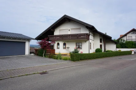 Ansicht - Haus kaufen in Dornstetten - Das perfekte Zuhause für Ihre Familien: Hochwertige Immobilie mit traumhaftem Ausblick