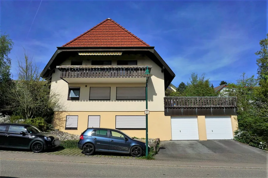 Gebäude mit Garagen - Haus kaufen in Dornstetten - Schönes 3 Familien-Haus zur Kapitalanlage.