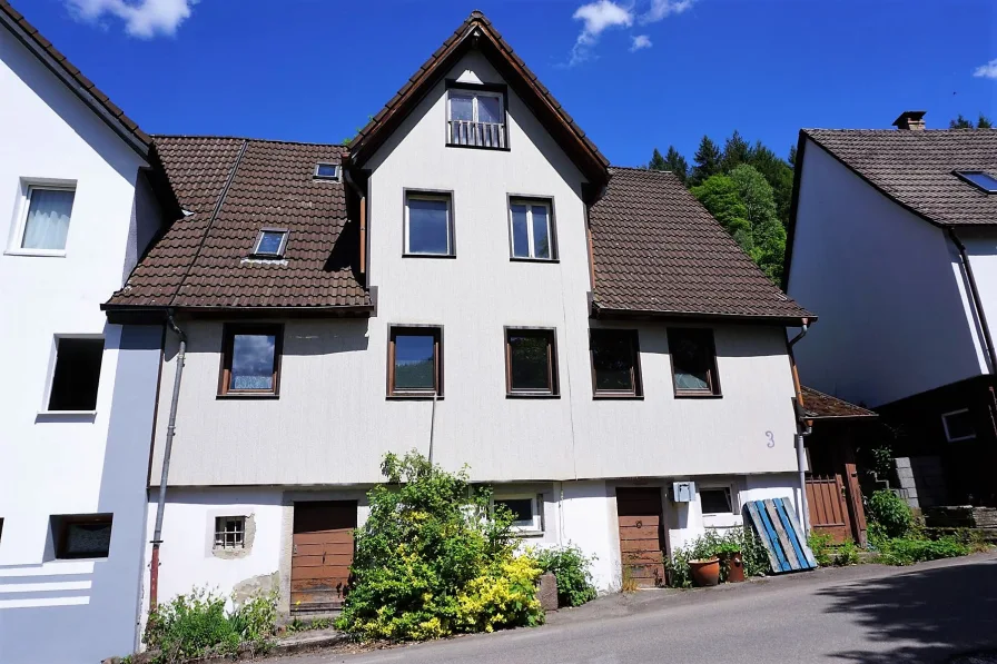 Gebäudeansicht - Haus kaufen in Baiersbronn - Sanierungsbedürftige Doppelhaushälfte mit zwei Wohneinheiten.