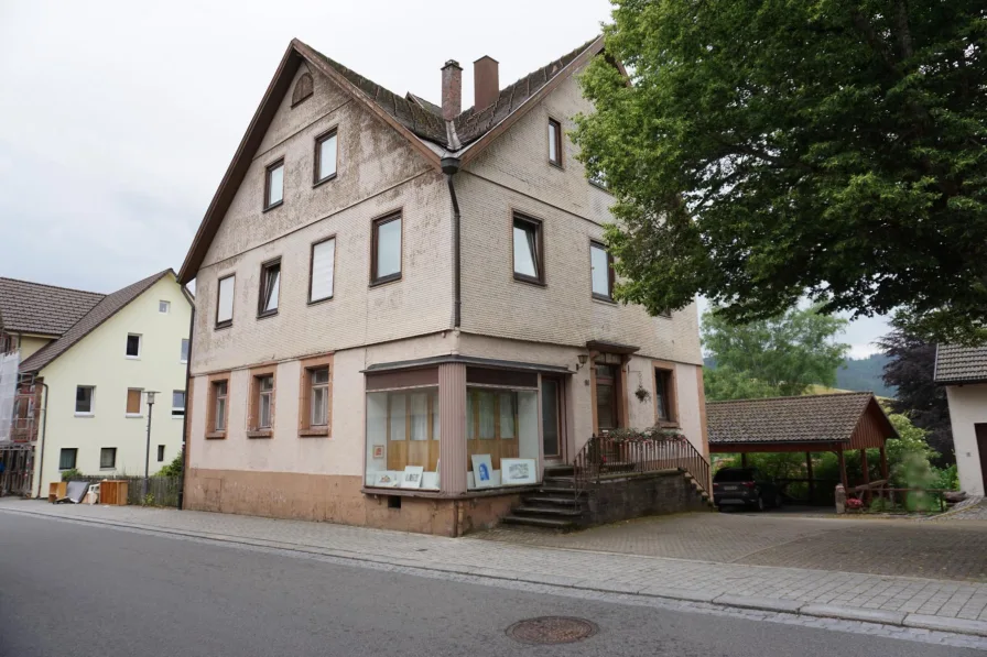 Straßenansicht - Haus kaufen in Baiersbronn - Charmantes Dreifamilienhaus mit Laden und weitläufigem Grundstück im schönen Baiersbronner Oberdorf