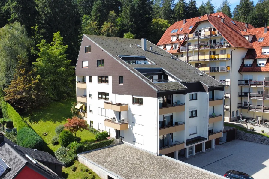 Hausansicht 1 - Wohnung kaufen in Freudenstadt - Großzügiges Dachgeschossapartment mit Panoramablick - Rendite von 5,2% möglich