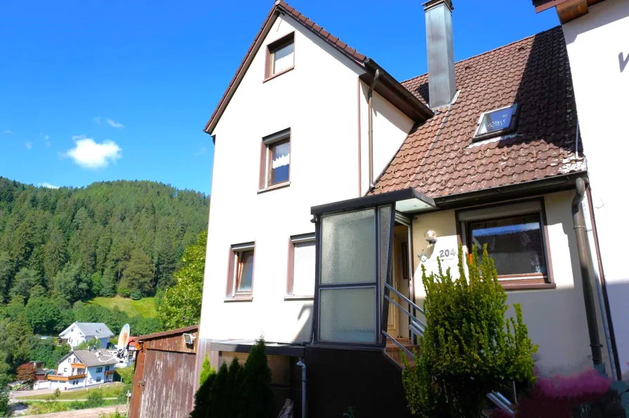 Hauszugang - Haus kaufen in Baiersbronn - Doppelhaushälfte mit großem Gartengrundstück in Friedrichstal.