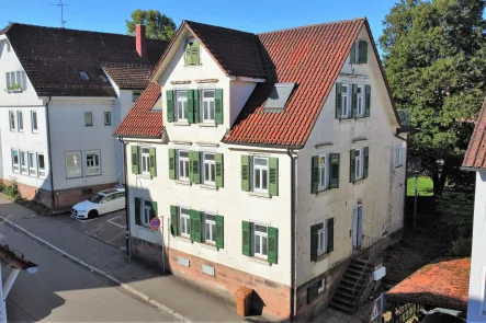 Hausansicht Nord - Haus kaufen in Freudenstadt - Ein Haus, zwei Gesichter - riesiges Entwicklungspotential