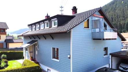 Hausansicht - Haus kaufen in Baiersbronn - Energetisch saniertes Zweifamilienhaus im schönen Klosterreichenbach