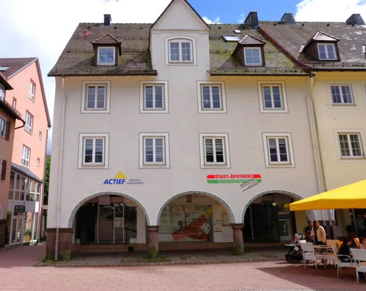 Hausansicht - Laden/Einzelhandel mieten in Freudenstadt - Ladenlokal mit viel Schaufensterfläche direkt am Marktplatz von Freudenstadt