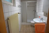 Badezimmer und Toiletten im UG vorhanden