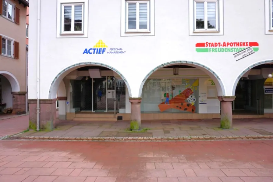 Hausansicht - Laden/Einzelhandel mieten in Freudenstadt - Ladenlokal mit viel Schaufensterfläche direkt am Marktplatz von Freudenstadt