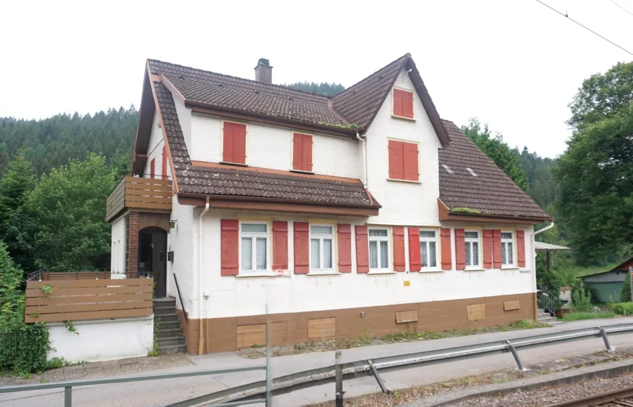 Gebäudeansicht - Haus kaufen in Baiersbronn - Renovierungsbedürftiges Zweifamilienhaus mit viel Platz für die ganze Familie.