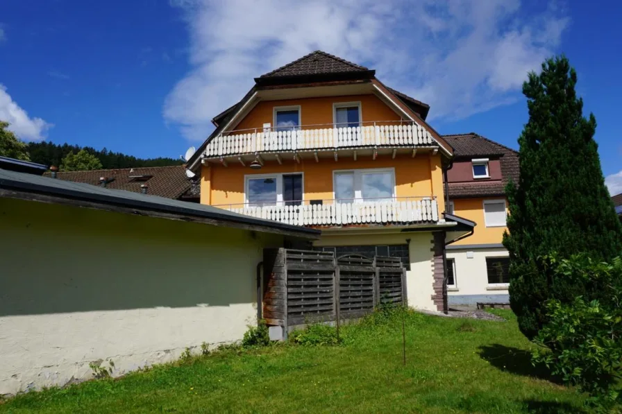 Balkon oben gehört zu dieser Wohnung