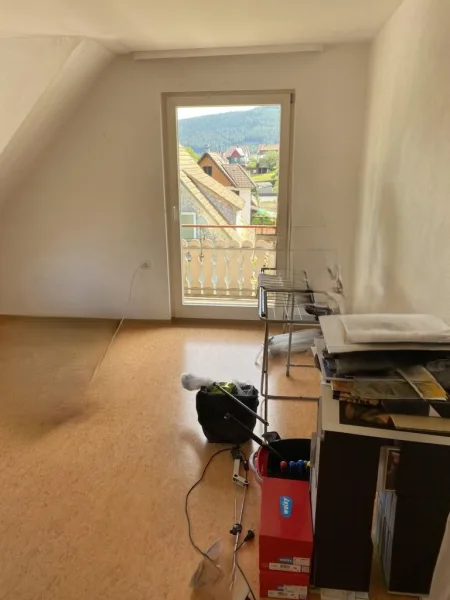 Wohnzimmer mit Zugang zum Balkon