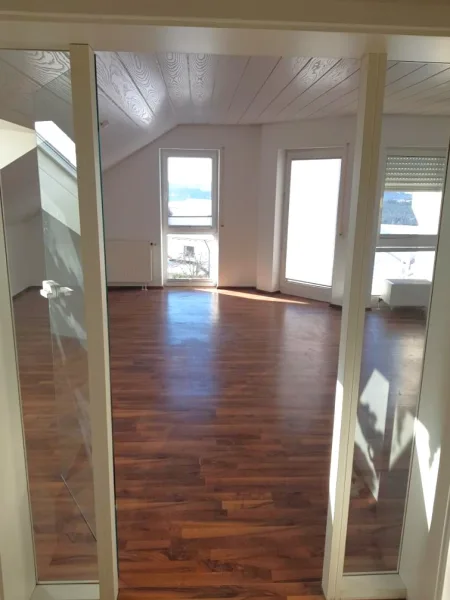 Wohnzimmer - Wohnung mieten in Dornstetten - Schöne und gemütliche Dachgeschosswohnung mit Balkon und toller Aussicht!