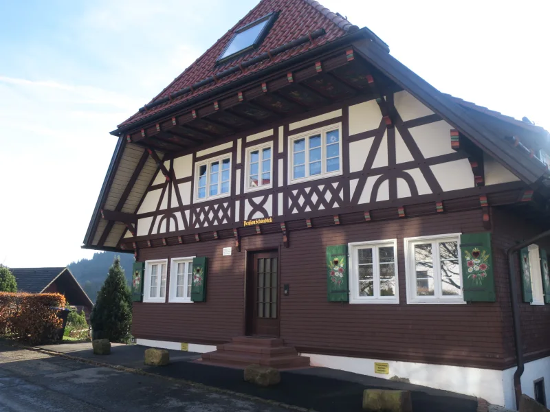 Hausansicht - Wohnung mieten in Alpirsbach - Gemütliche 2-Zimmer Wohnung mit Balkon in ruhiger Lage!