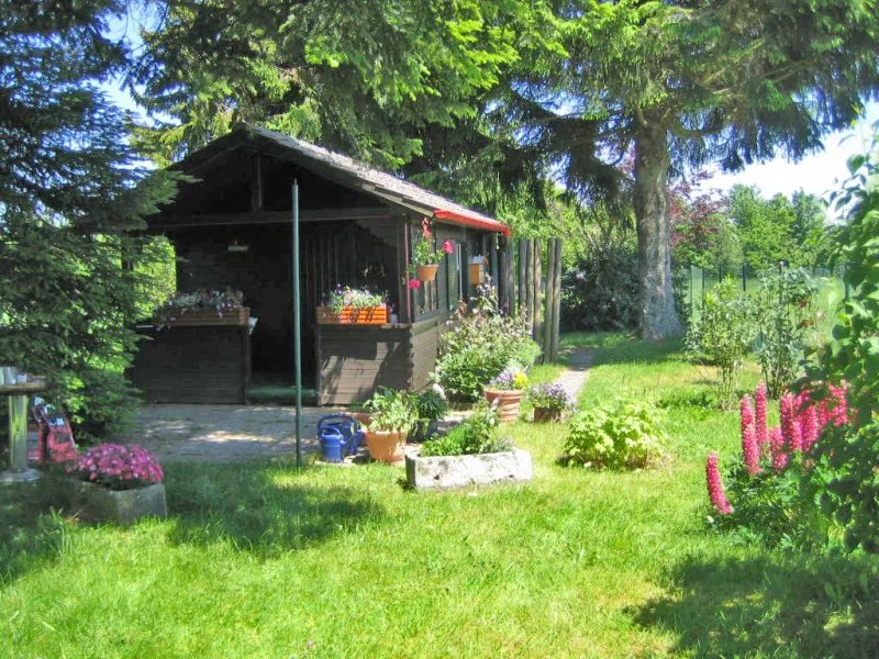 Gartenhäuschen - Grundstück kaufen in Freudenstadt - Idyllisches Gartengrundstück mit gepflegtem Gartenhaus am Rande von Freudenstadt