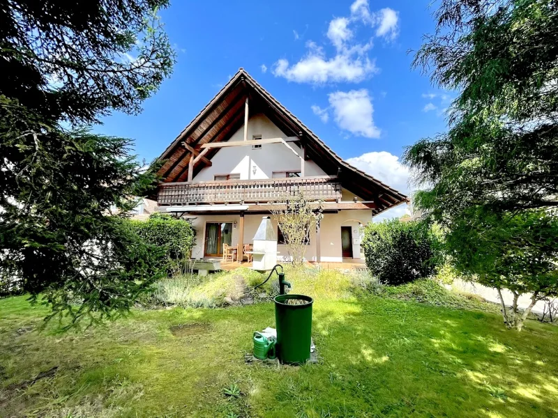 Ansicht - Haus kaufen in Schutterwald - Stimmungsvolles Haus mit 2 Wohnungen und viel Grün. Platz für die Familie