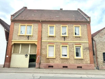 Hausansicht - Haus kaufen in Biblis-Nordheim - Stilvolles sanierungsbedürftiges EFH mit Anbau auf einem großem Grundstück mitten in  Nordheim.