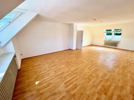 Große Wohnzimmer - Wohnung mieten in Mannheim - Großzügige 3 ZKB-Dachgeschoßwohnung in MA-Neckarau.